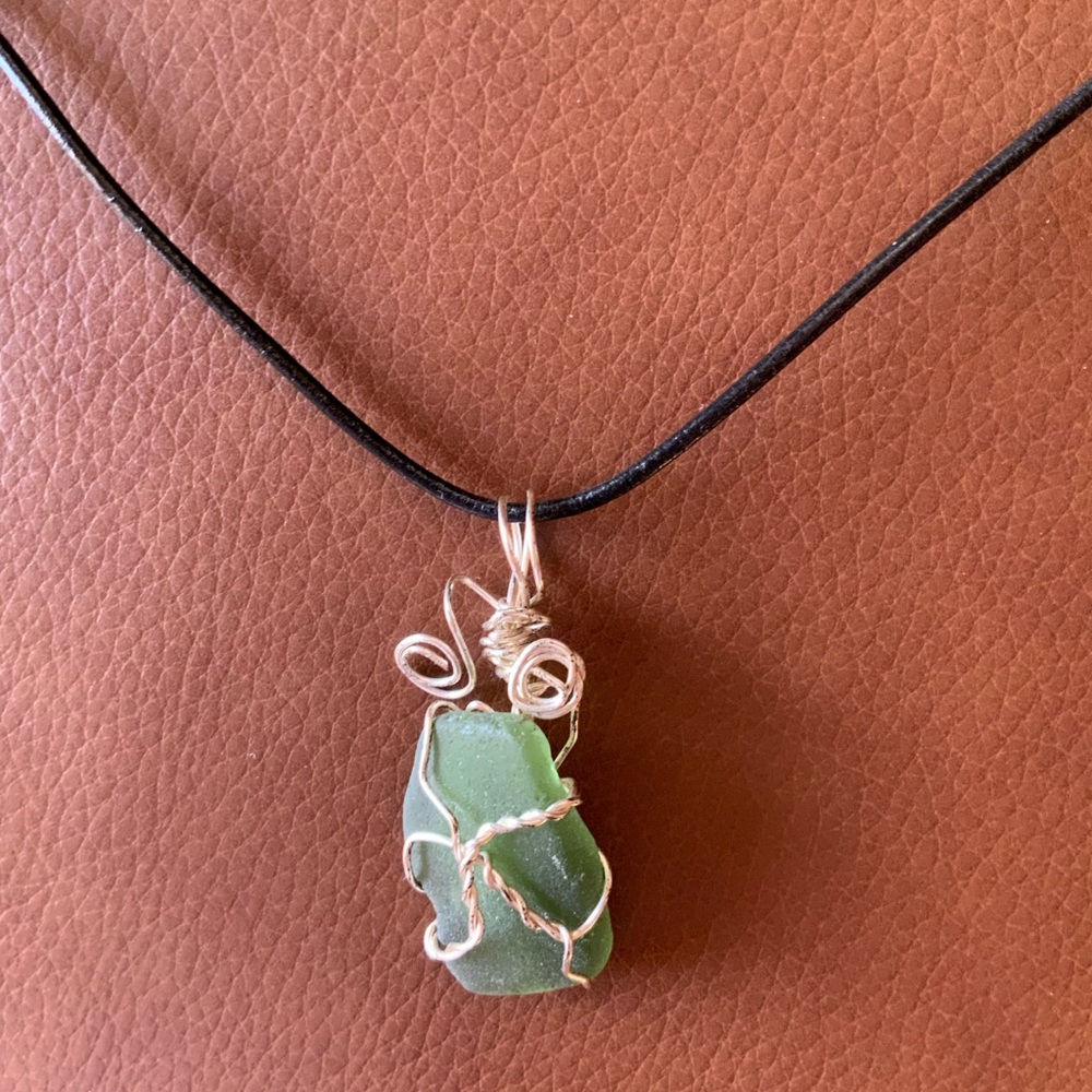Handcrafted Green Wire-jade Wrapped Pendant Necklace